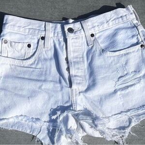 white levi shorts